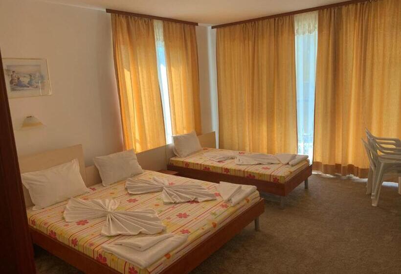 חדר סטנדרט לשלושה עם מרפסת, Lilia Guest House