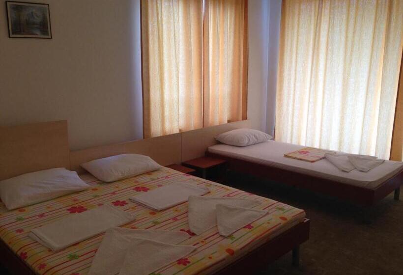 غرفة قياسية ثلاثية مزودة بشرفة, Lilia Guest House