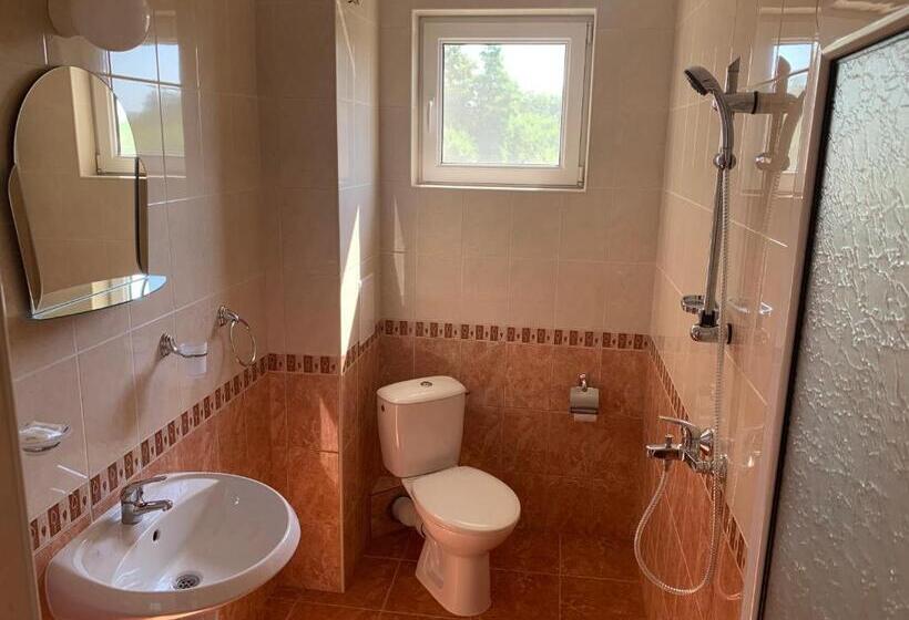 חדר סטנדרט לשלושה עם מרפסת, Lilia Guest House