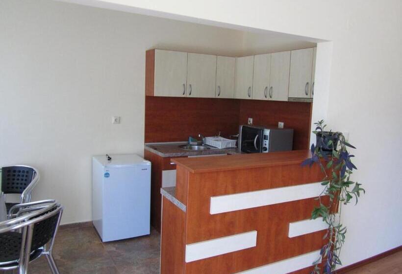 דירת שני חדרים עם מרפת, Lilia Guest House