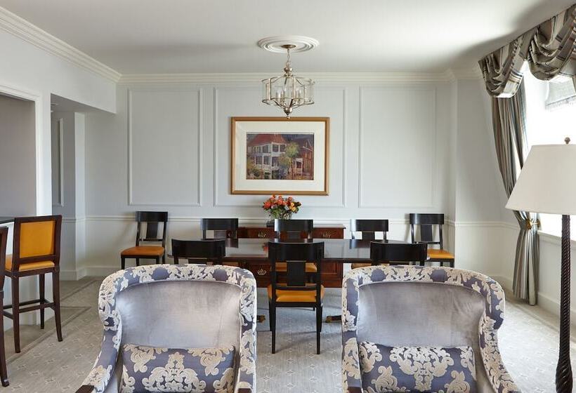 سوییت لوکس, The Charleston Place