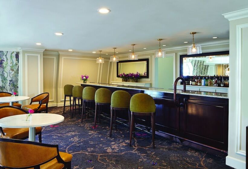 سوئیت کلاب, The Charleston Place