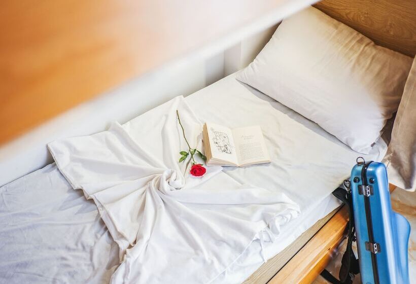 تختخواب در اتاق مشترک, Dola Hostel