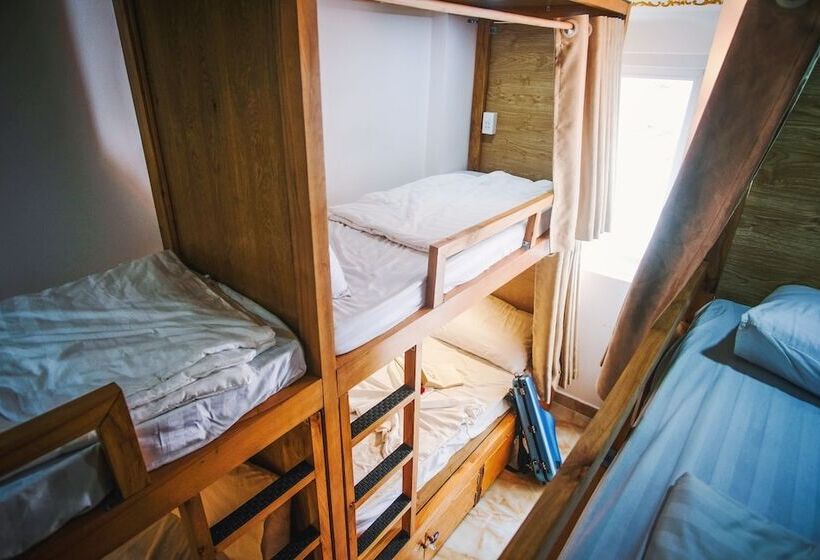 تختخواب در اتاق مشترک, Dola Hostel