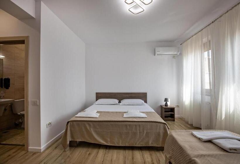 اتاق استاندارد سه نفره, Airport House