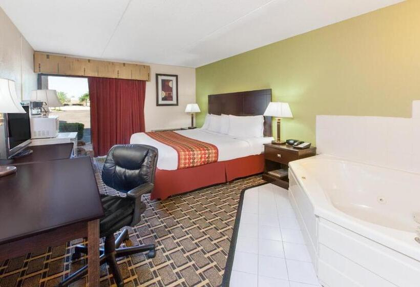 Номер Deluxe Кровать Кинг, Days Inn & Suites By Wyndham Madison Heights Mi