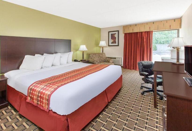 Номер Стандарт Кровать Кинг Адаптированный для Инвалидов, Days Inn & Suites By Wyndham Madison Heights Mi