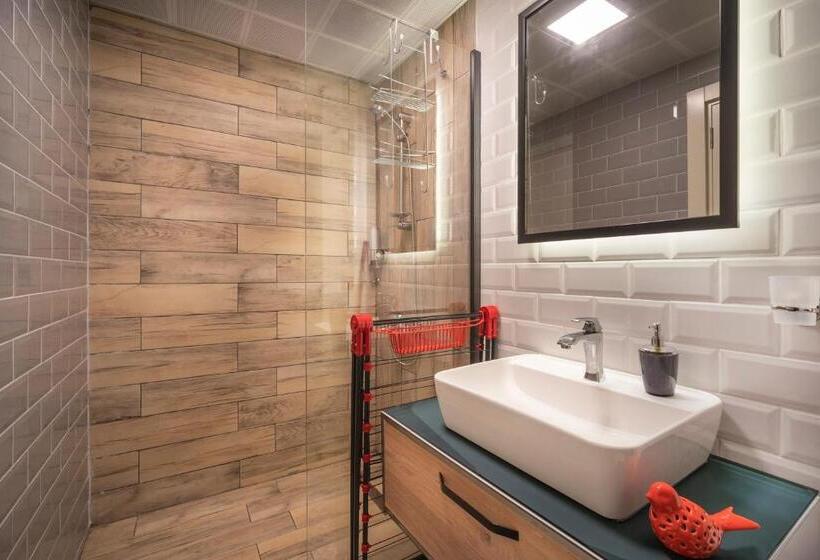 استودیوی استاندارد, Meyde Boutique Suites