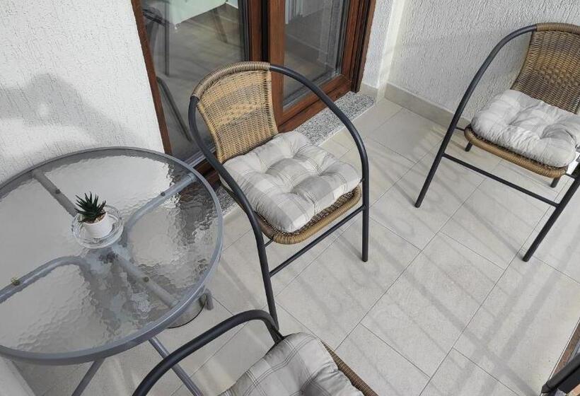3 Bett Standardzimmer Balkon, Viktor Rooms And Apartments