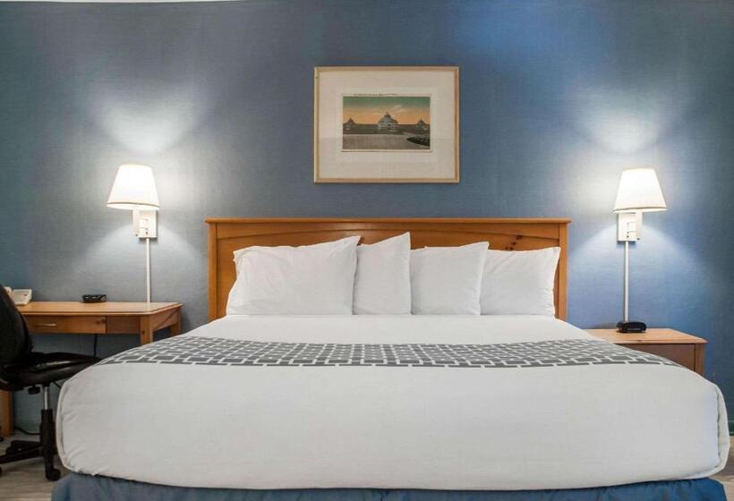 اتاق استاندارد با تخت بزرگ برای معلولان, Econo Lodge South