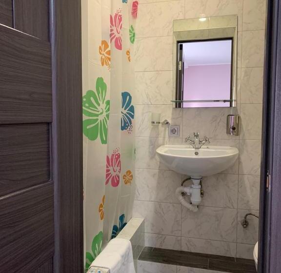 اتاق لوکس خانوادگی, Guest House Max