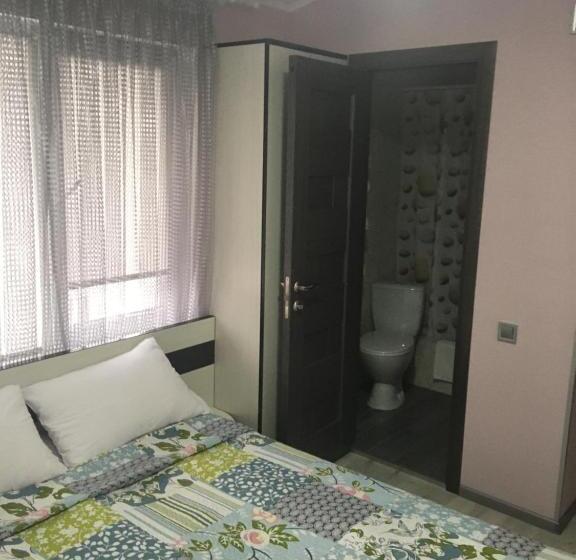 اتاق خانوادگی, Guest House Max