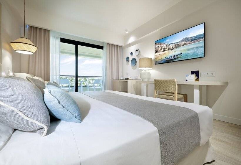 Номер Deluxe Вид на Бассейн, The Signature Level At Grand Palladium Sicilia Resort & Spa