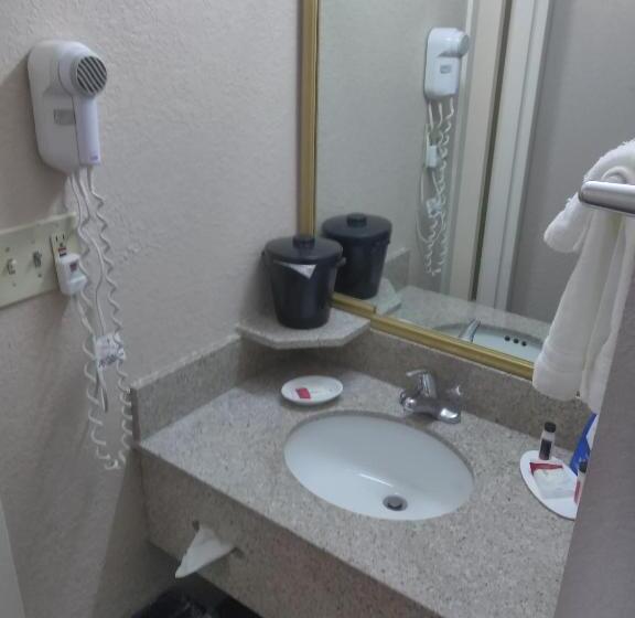 Номер Стандарт 2 Двуспальные Кровати, Baymont By Wyndham Madison Heights Detroit Area