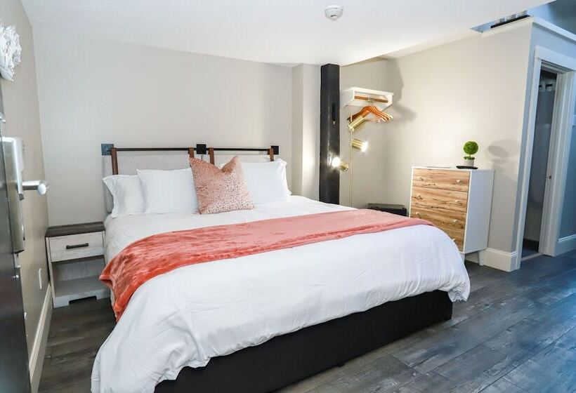 استودیوی استاندارد, Gunstock Inn & Suites