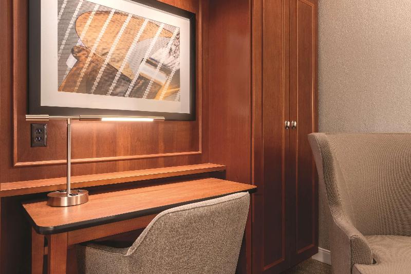 اتاق استاندارد با تخت بزرگ, Hampton Inn Des Moinesairport