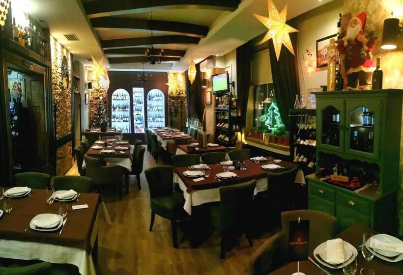 اتاق لوکس سه تخته, Pirocanac Rooms & Restaurant