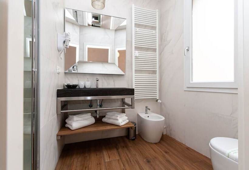 اتاق استاندارد, B&b La Finestra Sul Canale