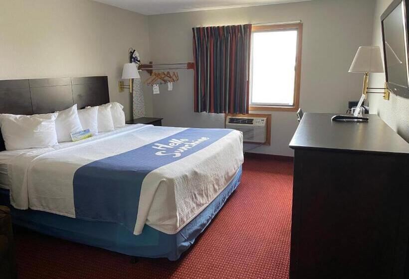 اتاق استاندارد با تخت بزرگ, Days Inn & Suites By Wyndham Des Moines Airport
