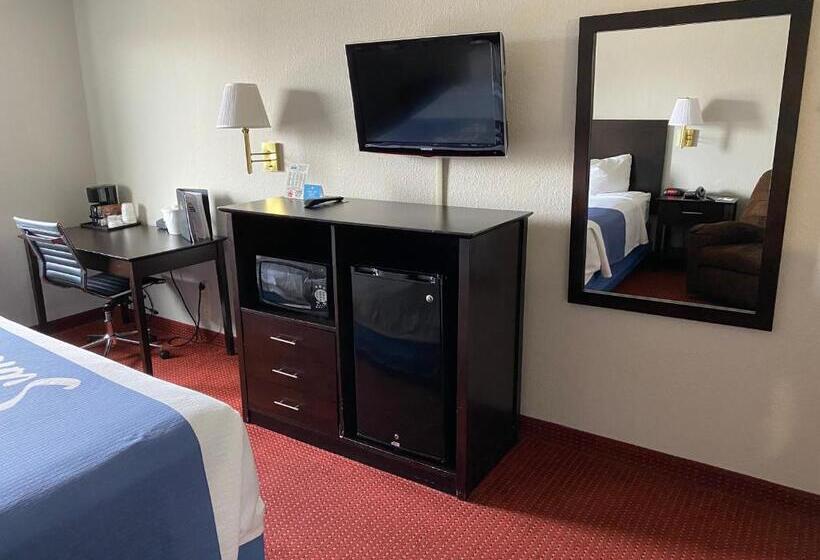 اتاق استاندارد با تخت بزرگ, Days Inn & Suites By Wyndham Des Moines Airport