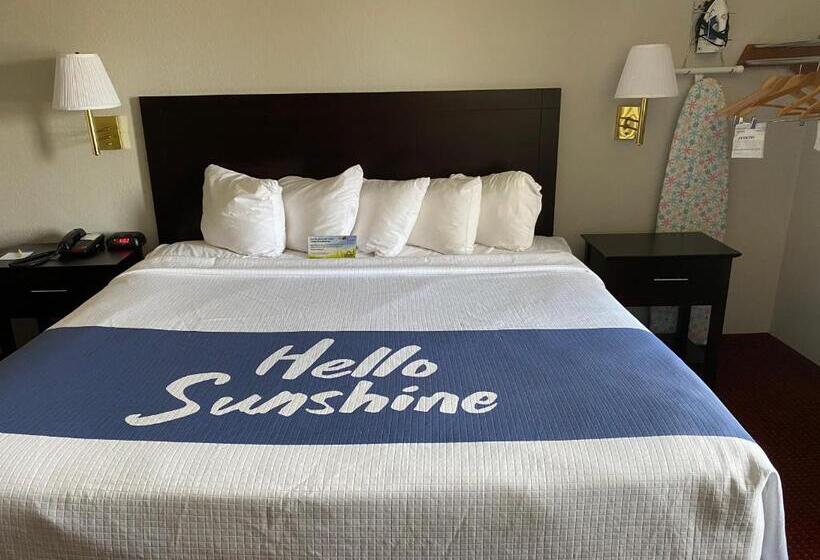 اتاق استاندارد با تخت بزرگ, Days Inn & Suites By Wyndham Des Moines Airport