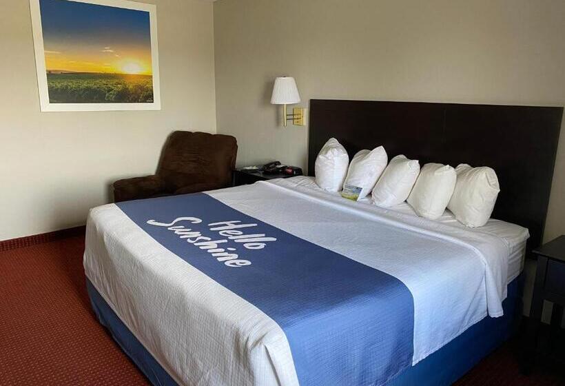 اتاق استاندارد با تخت بزرگ, Days Inn & Suites By Wyndham Des Moines Airport