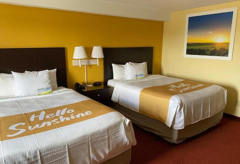 اتاق لوکس, Days Inn & Suites By Wyndham Des Moines Airport