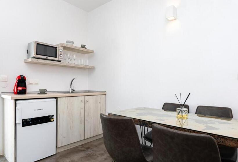 سوییت لوکس, Aerenia Luxury Suites
