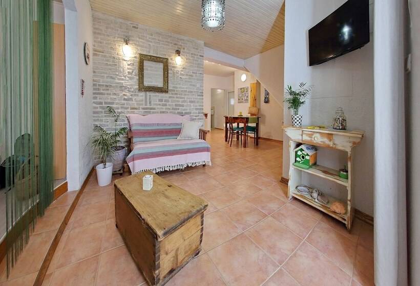 استودیوی استاندارد, Old Town Rooms   Koludraska Street