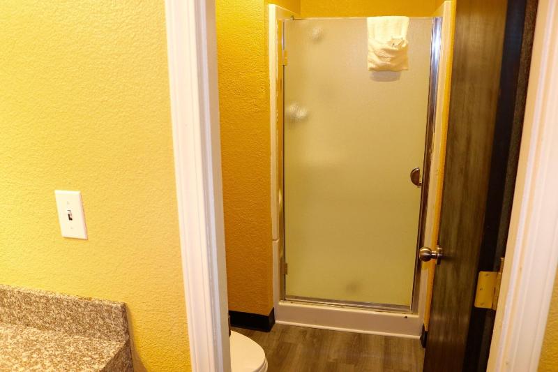 带大床的标准间, Holiday Lodge   Salem,or