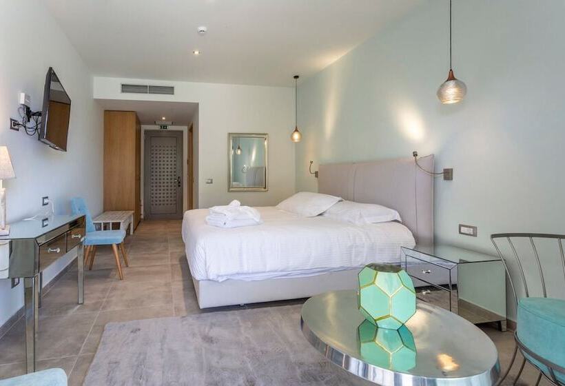 Полулюкс с Бассейном, Elysian Luxury Hotel And Spa