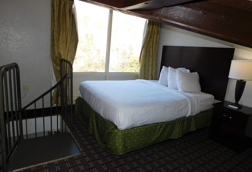 Suite, Days Inn & Suites By Wyndham Downtown Gatlinburg Parkway