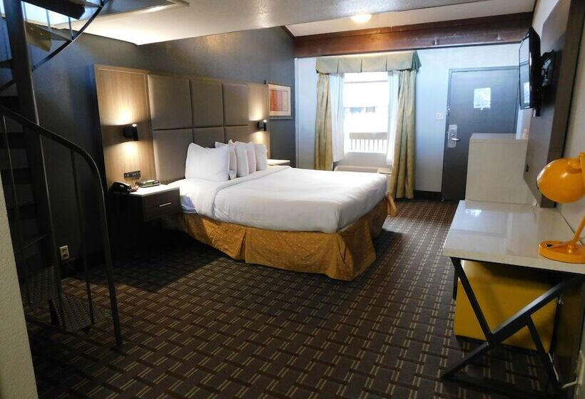 Suite, Days Inn & Suites By Wyndham Downtown Gatlinburg Parkway