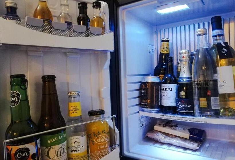 اتاق لوکس با چشم‌انداز باغ, Vinoteegi Residents
