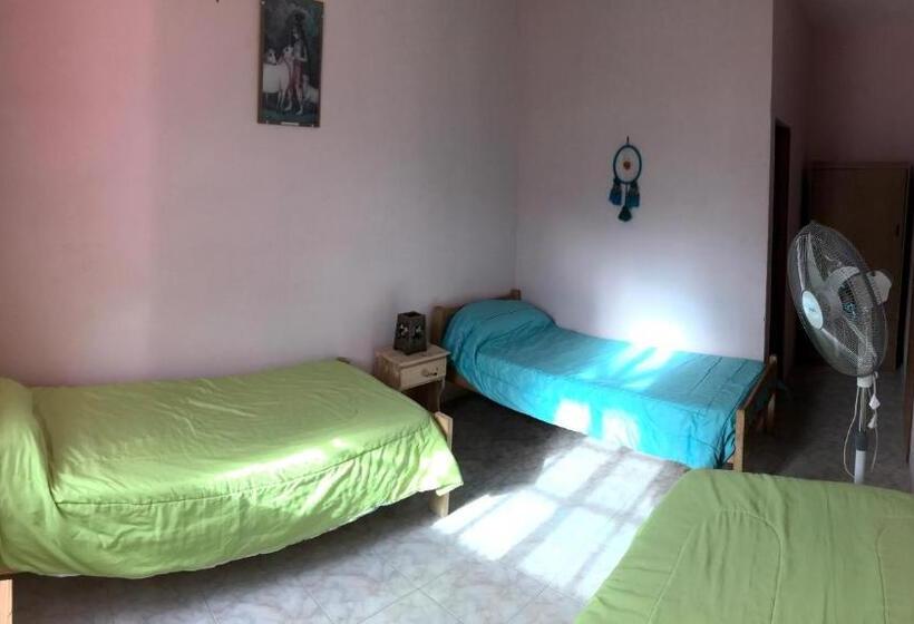 غرفة قياسية ثلاثية, Hosteria Dharma