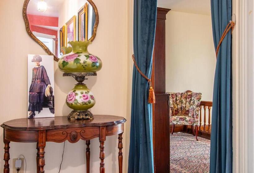 Полулюкс Повышенной Комфортности, The Oaks Victorian Inn
