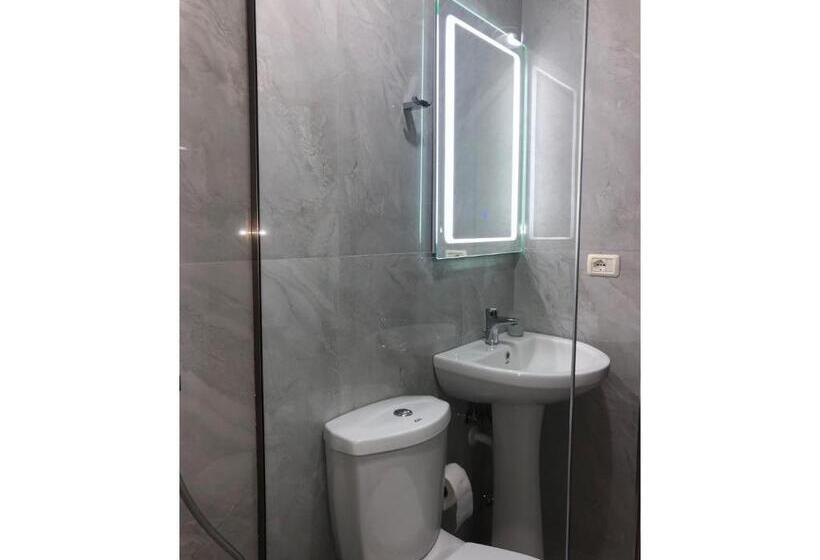 اتاق خانوادگی, Joni Apartments