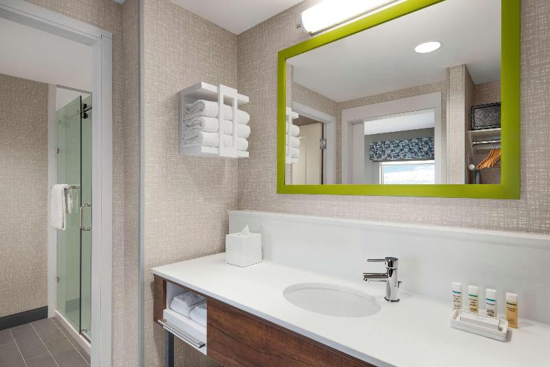 اتاق استاندارد با تخت بزرگ, Hampton Inn & Suites By Hilton Kelowna Airport
