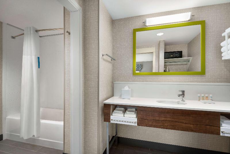 اتاق استاندارد با تخت بزرگ, Hampton Inn & Suites By Hilton Kelowna Airport