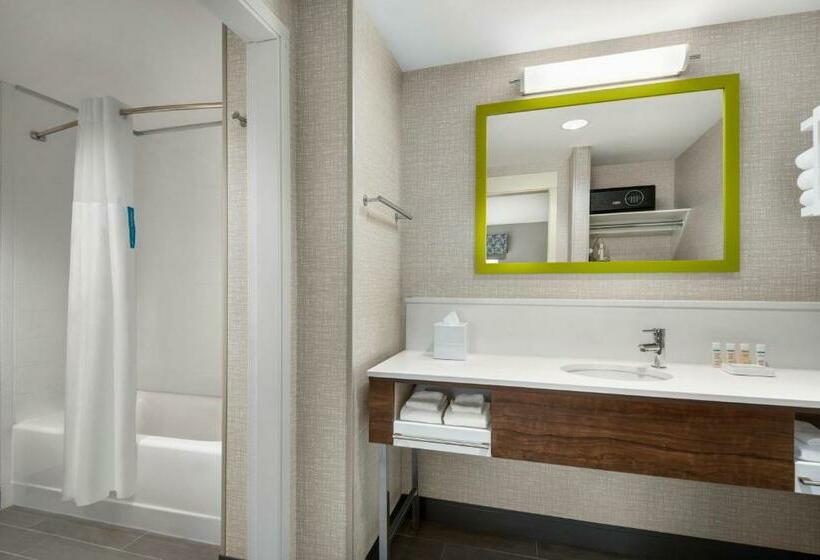 اتاق استاندارد با تخت بزرگ, Hampton Inn & Suites By Hilton Kelowna Airport