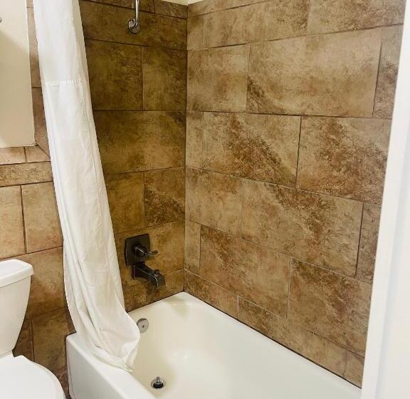 스탠다드 룸 킹사이즈 침대, Bourbon Capital Inn