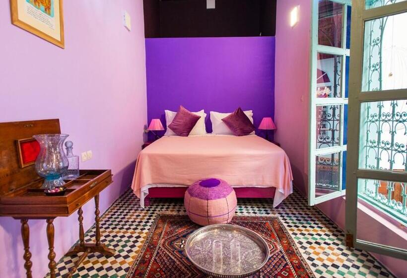 اتاق لوکس, Dar Anne
