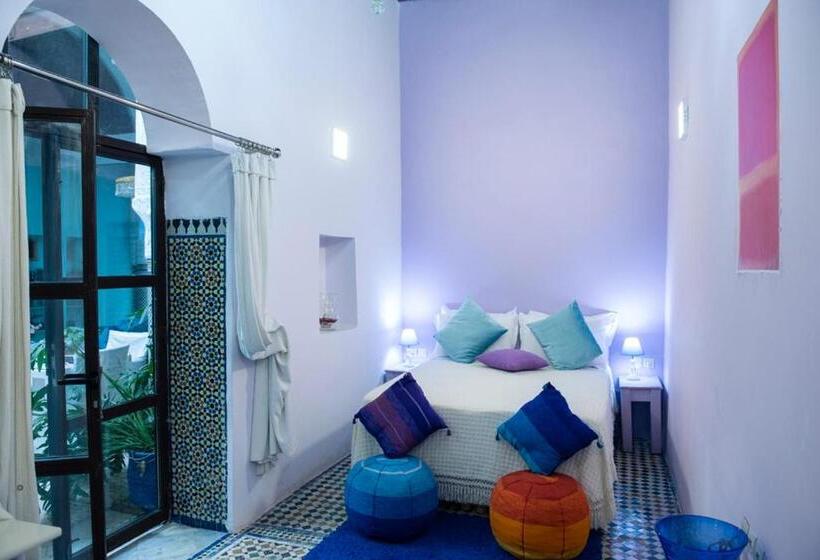 اتاق لوکس, Dar Anne