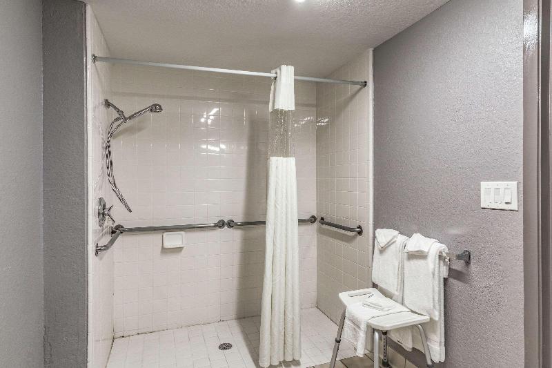 带大床的标准间, Quality Inn I 10 East Near Frost Bank Center