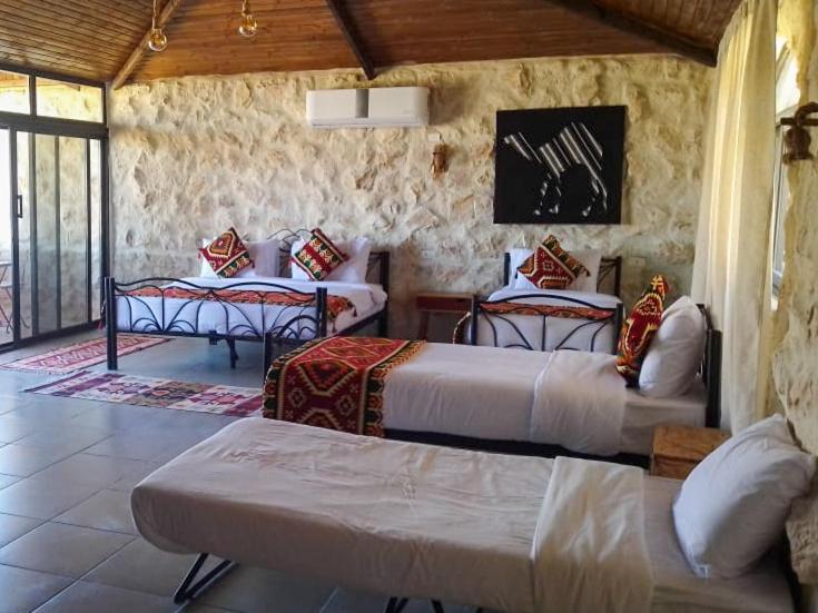 اتاق خانوادگی با چشم‌انداز کوه, Infinity Lodge