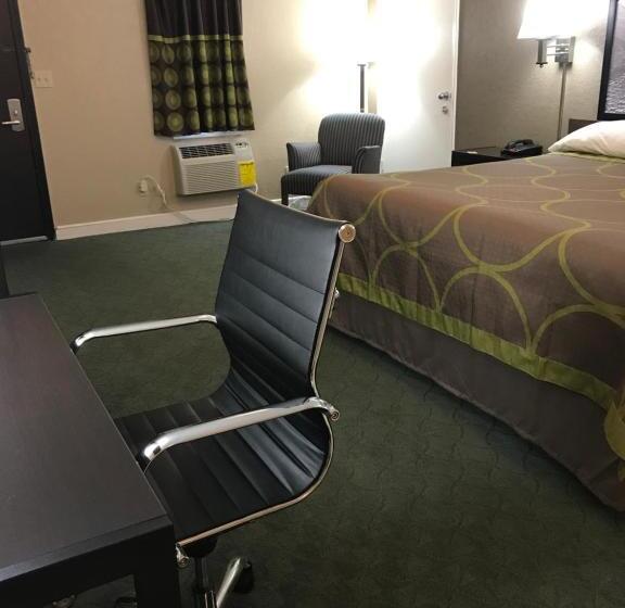 스위트 킹사이즈 침대, Super 8 By Wyndham Taylorville Il
