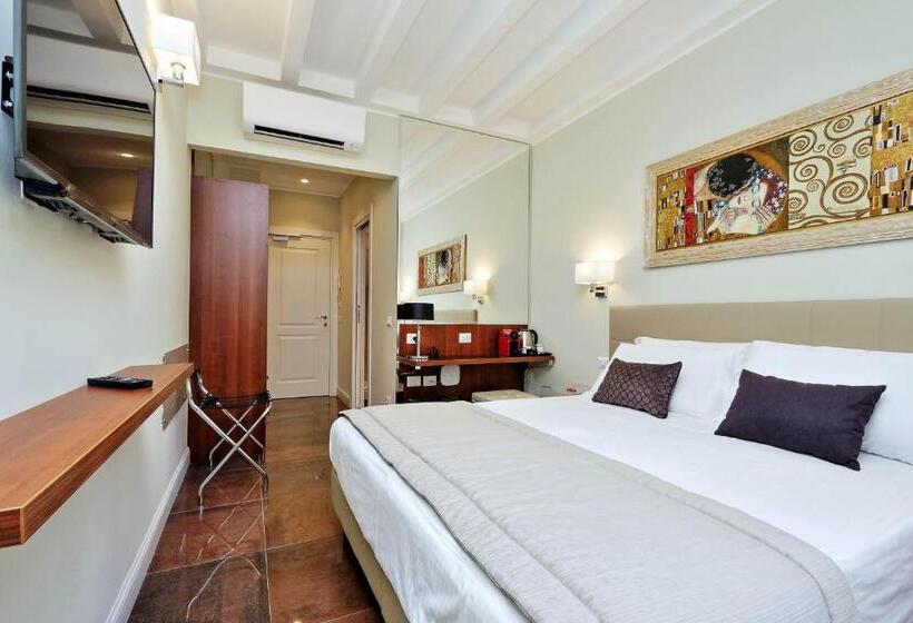 اتاق لوکس با چشم‌انداز شهر, Piazza Venezia Grand Suite