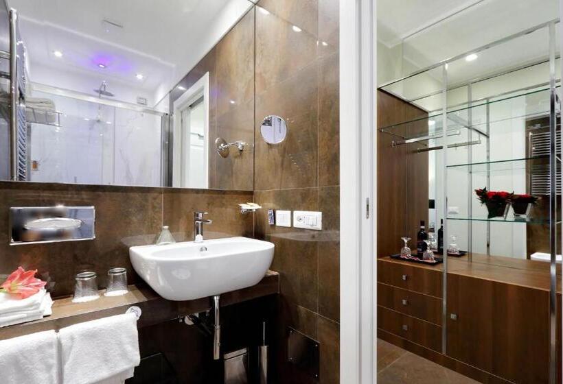 اتاق لوکس با چشم‌انداز شهر, Piazza Venezia Grand Suite