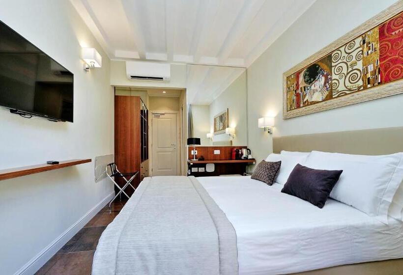 اتاق لوکس با چشم‌انداز شهر, Piazza Venezia Grand Suite