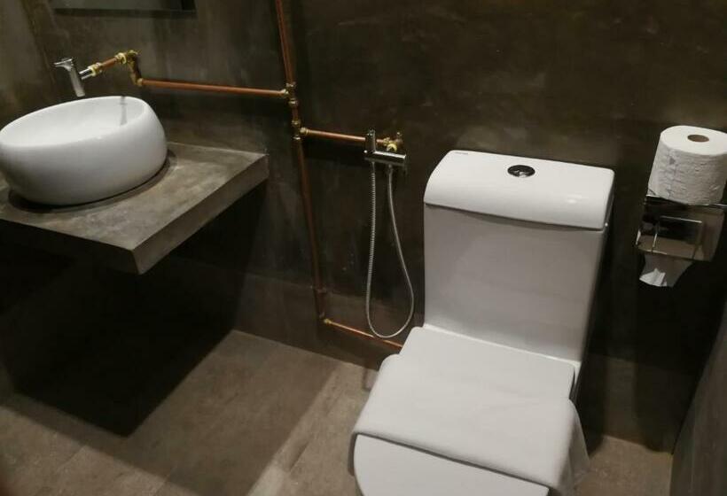 اتاق لوکس با تخت بزرگ, The Rise Room